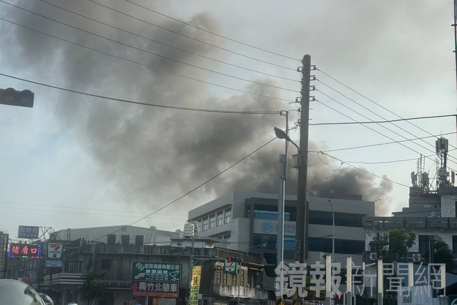 鑫旺工業大樓清晨4點多發生火警，一共出動27輛消防車及79位消防員及義消前往救災。圖／翻攝自臉書社團竹北人有事嗎