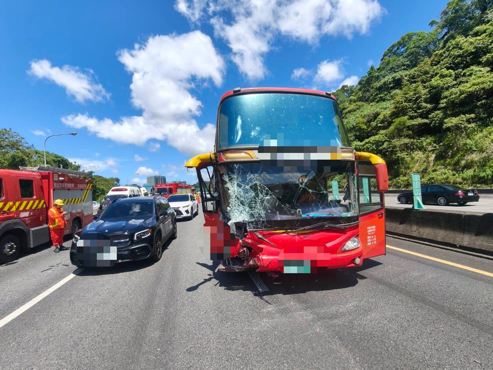 驚險畫面曝光！國3汐止「5車連環撞」　遊覽車撞翻轎車7人送醫