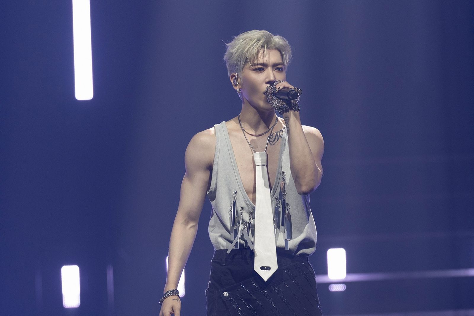 畢書盡是最後一位離開老鷹音樂的歌手，卻爆出遭李亞明求償3000萬元。