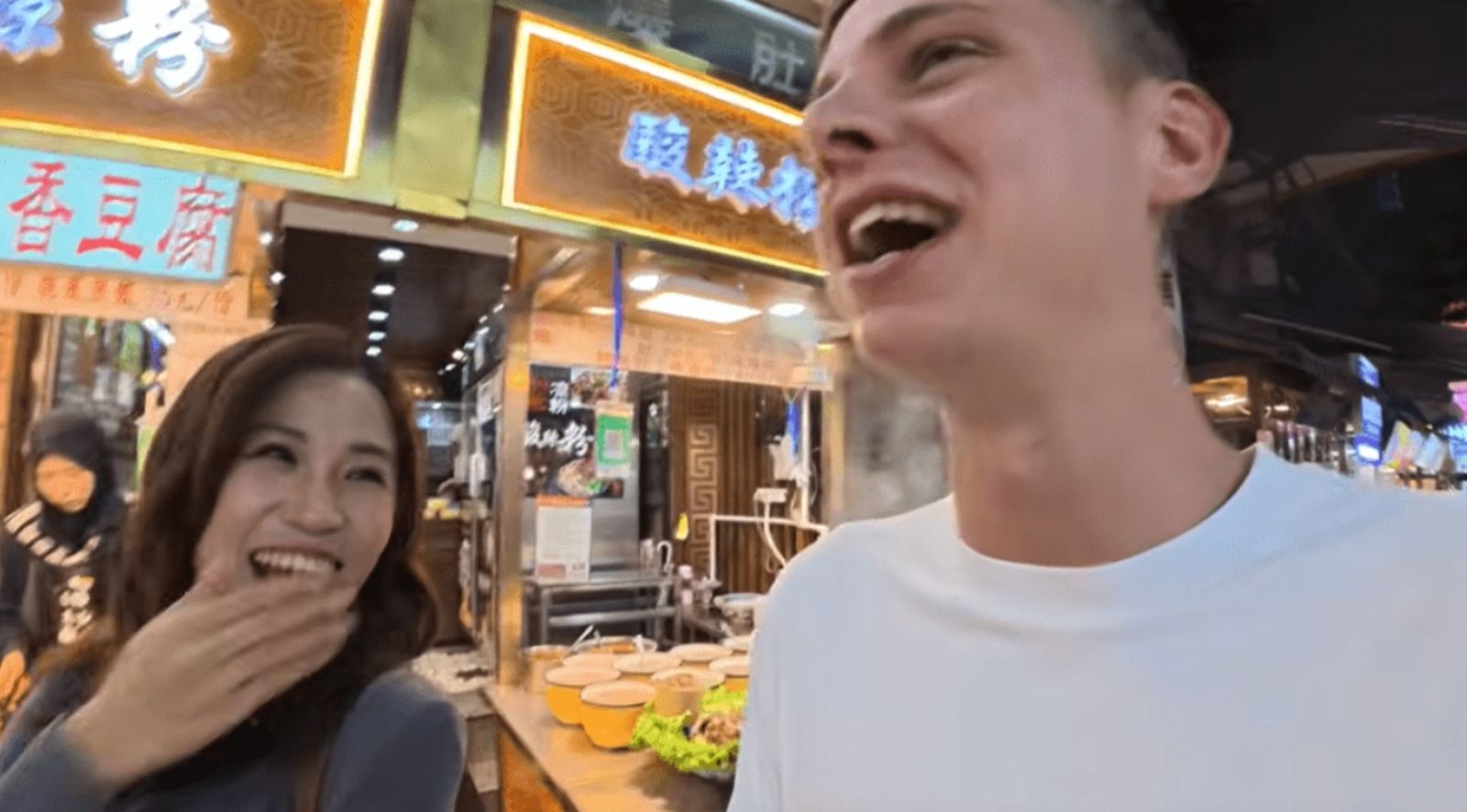 RiskyRegg和女子感情迅速升溫。圖/百度