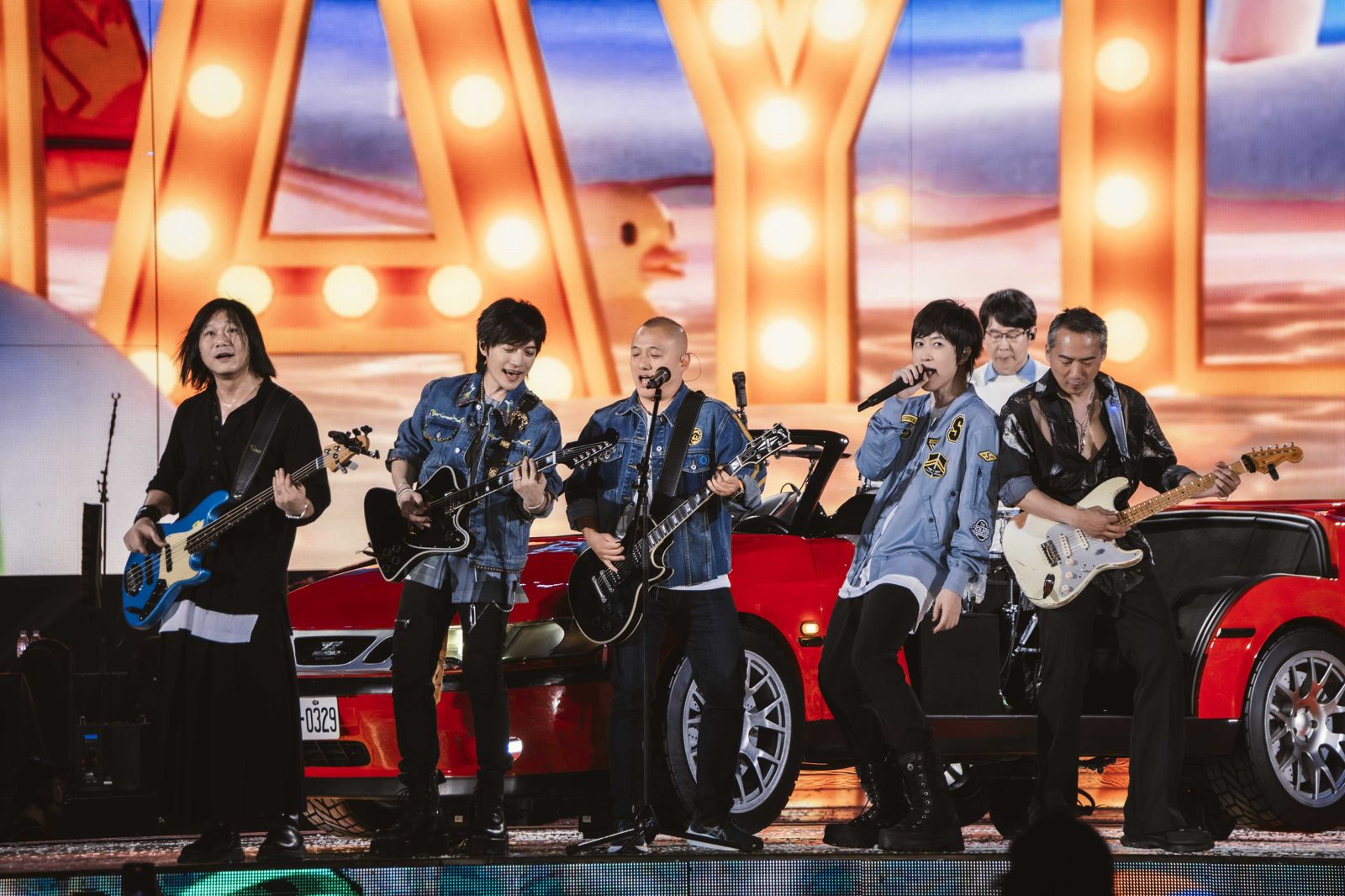 五月天阿信被喊Honey又偷親！當眾揭親暱稱呼「回吻畫面曝光」