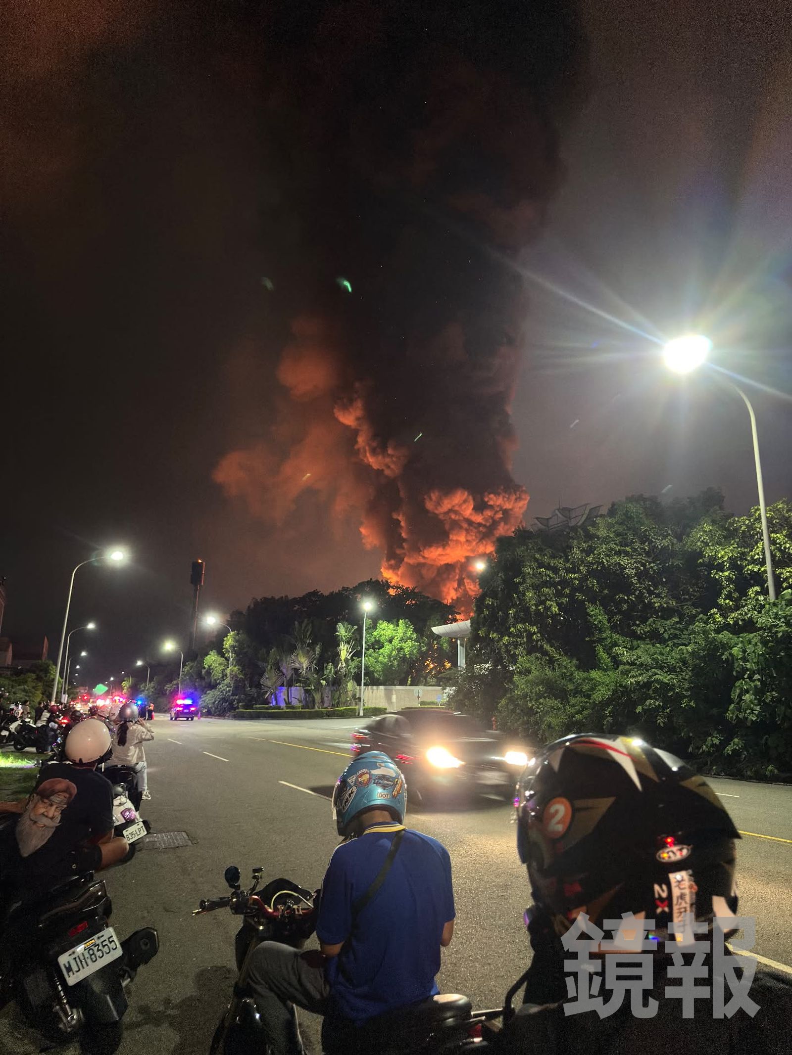 高雄市岡山區本洲工業區12日晚間發生火災,熊熊火光燒紅了夜空,滾燙的濃煙直衝天際。畫面授權threads coooooooo84