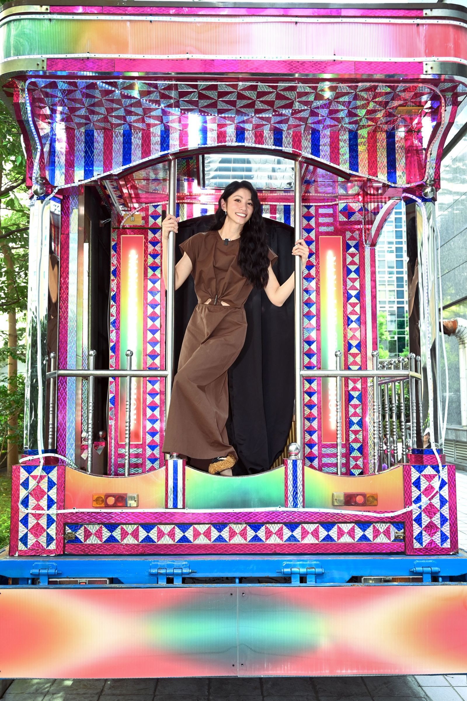 李千娜打造電子花車宣傳新專輯《千娜舞台秀 - 彼段過去經過阮兜口》。環球音樂提供