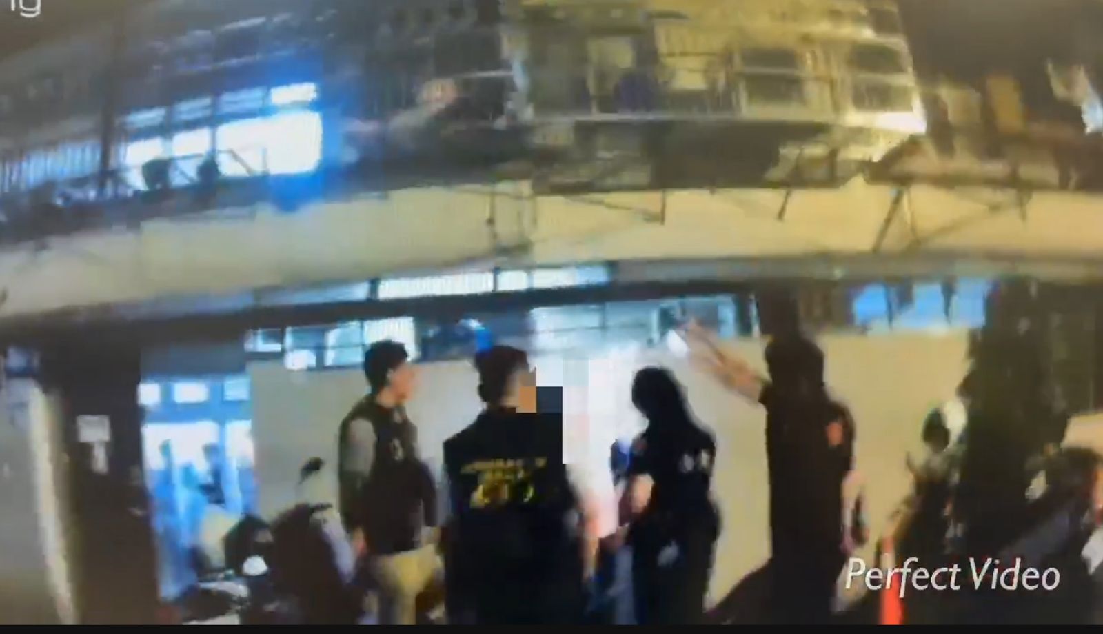 張嫌在現場遭警方團團圍住。翻攝畫面