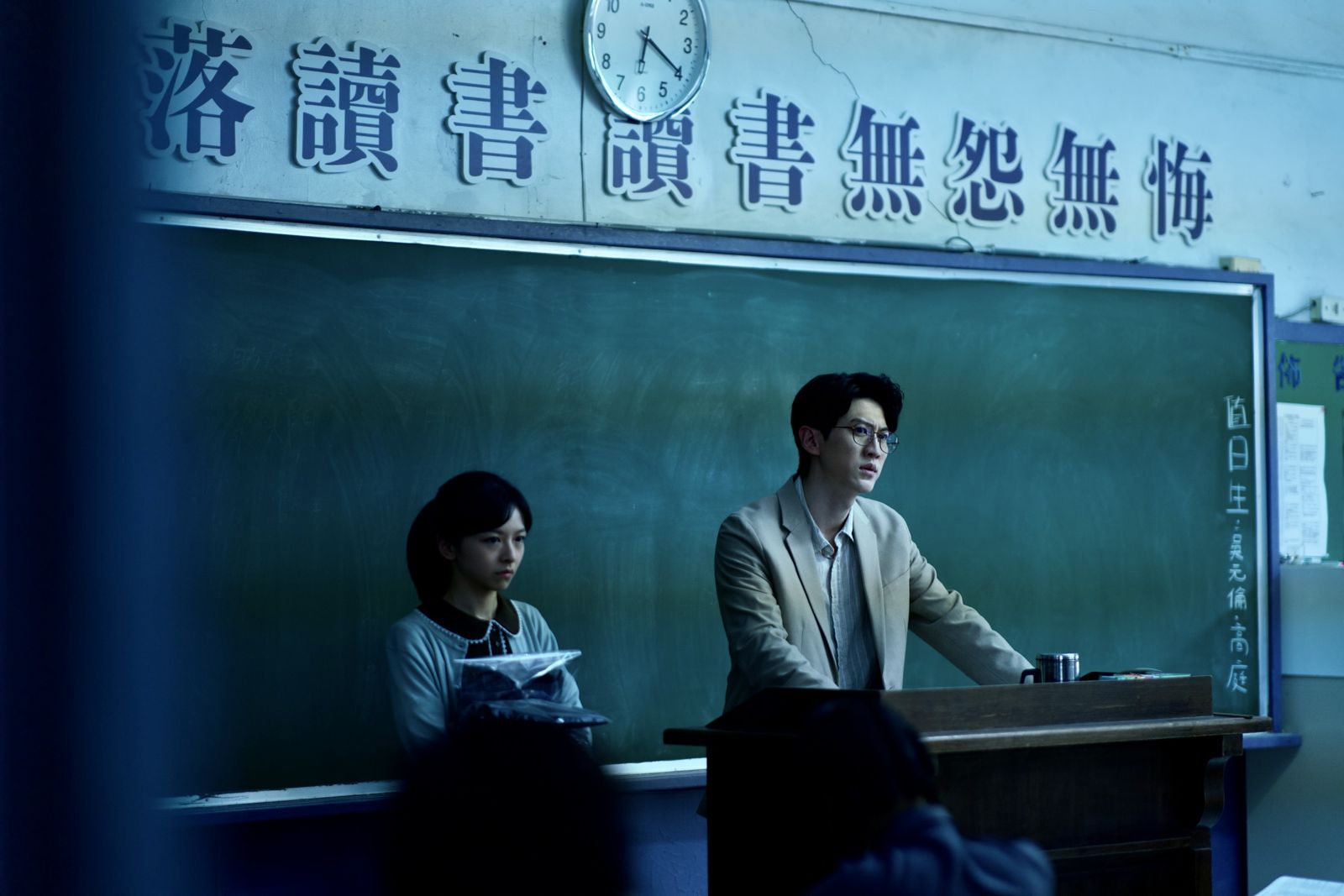 孫沁岳(右)飾演老師,主張讀書至上,陳姸霏(左)則飾演新入學的學生。奇蹟映畫所提供