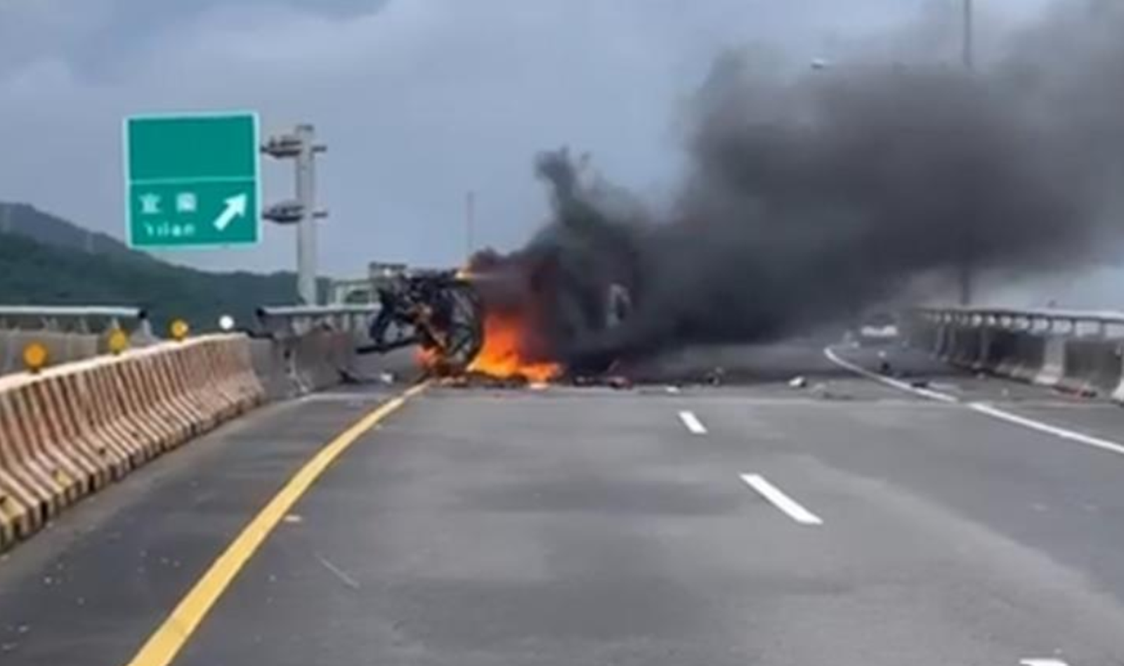 國道五號驚傳火燒車　27歲女受困車內「呈一具焦屍」