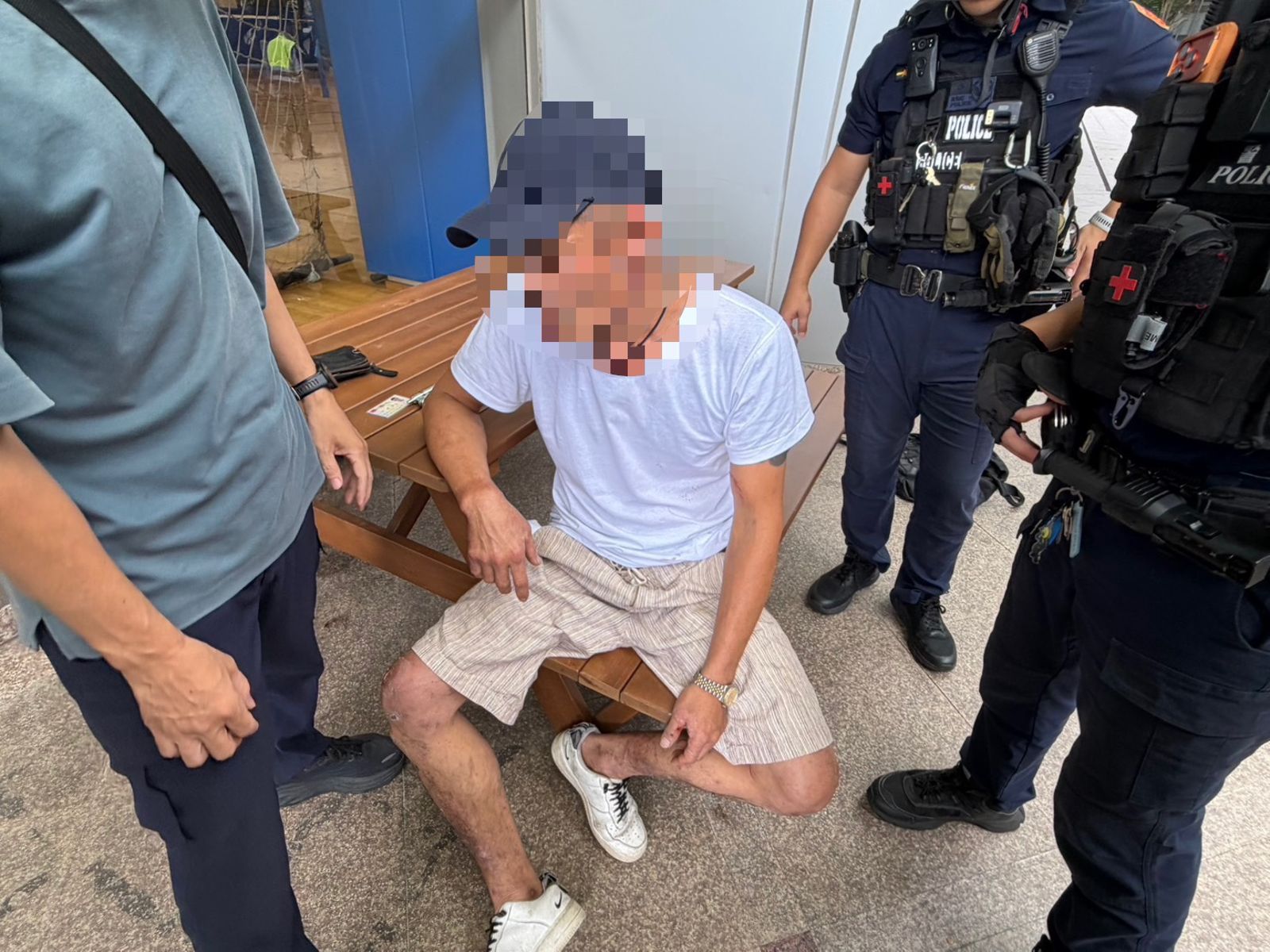 林男持刀進入校園,又被發現是通緝犯。圖/翻攝畫面