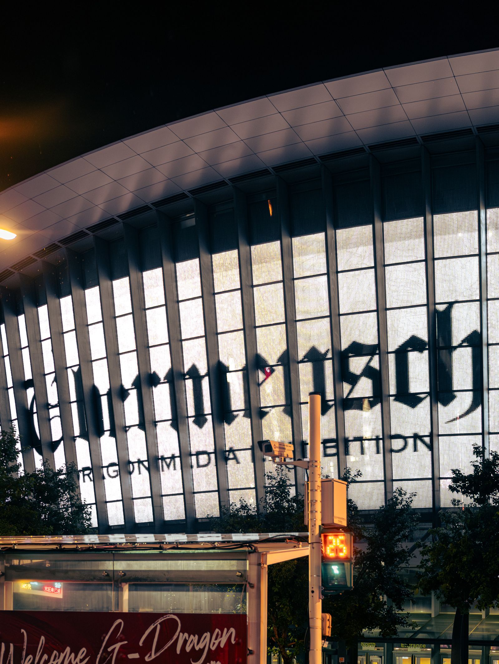 GD的藝術展覽廣告也在小巨蛋播放。Creative MUT提供