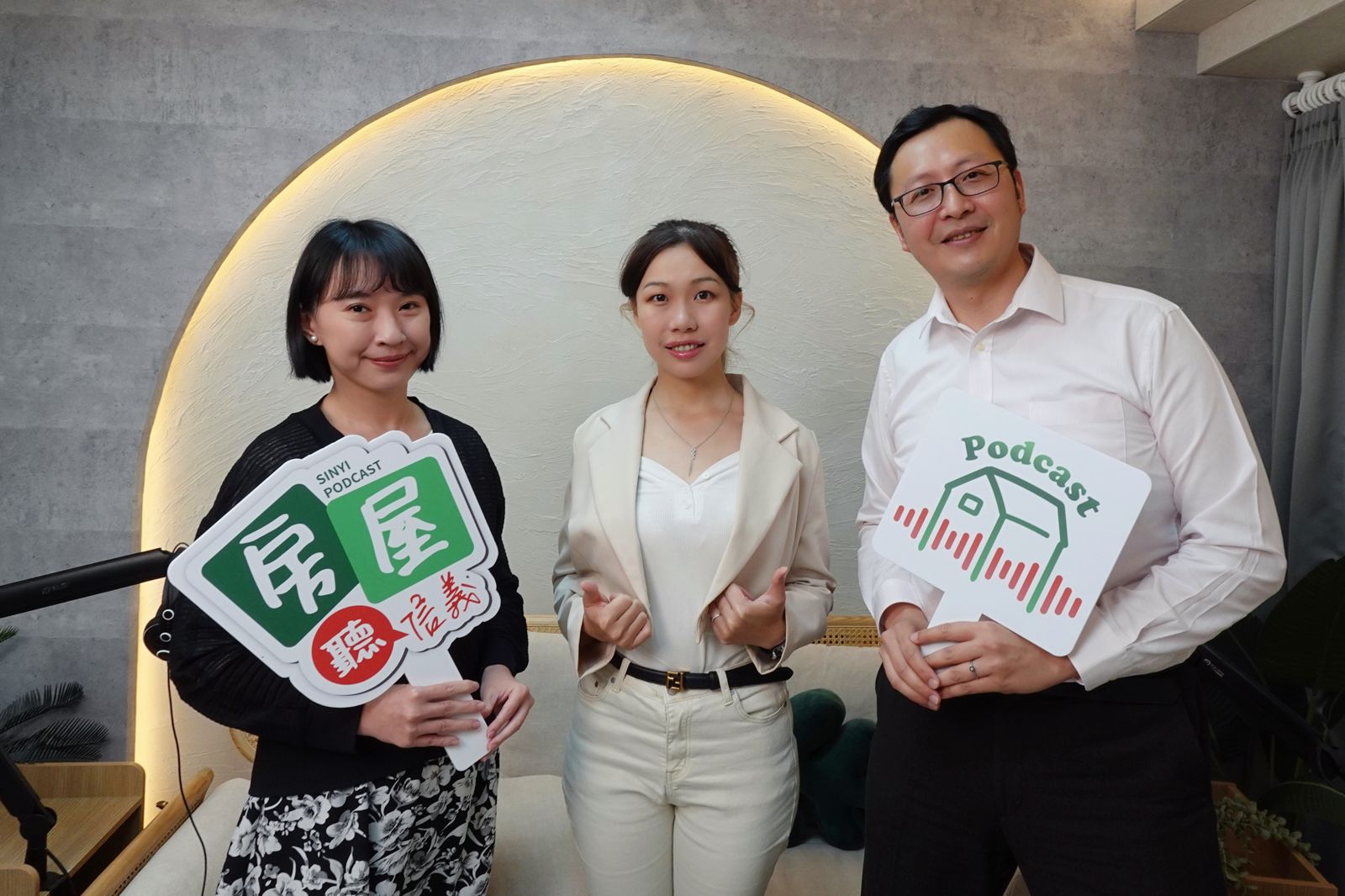 信義全球資產經理林建勛(右)、信義房屋石牌明德店專員余佳臻(中)，從市場發展、實際熱度，分析輝達落腳北士科的影響。（信義房屋提供）