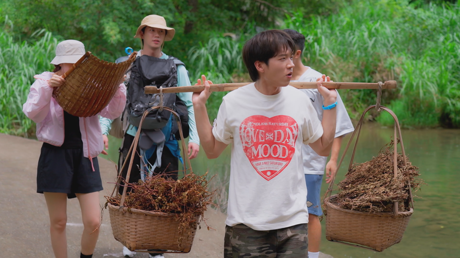 南優賢體力告急！李濬榮「霸氣一背」太震撼　南韓影后「在台修路」畫面曝光超暖心