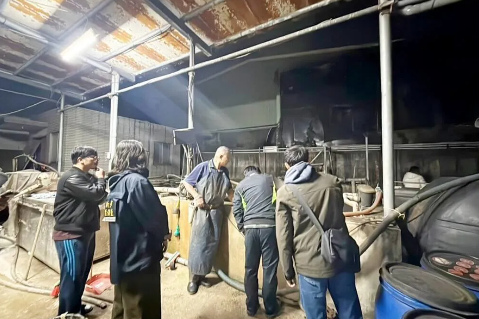 新北市環保局接獲通報前往現場稽查，當場勒令「福伯食品有限公司」停業並依法告發。圖／新北市環保局