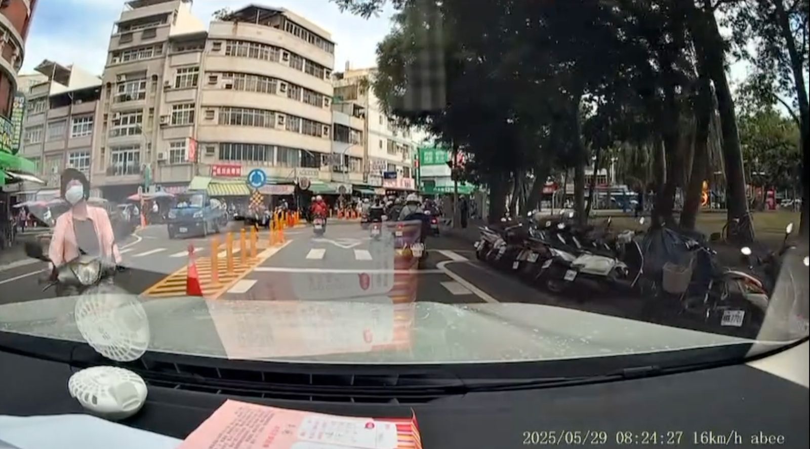 高雄婦逆向衝撞BMW！見警喊冤：是他撞我的