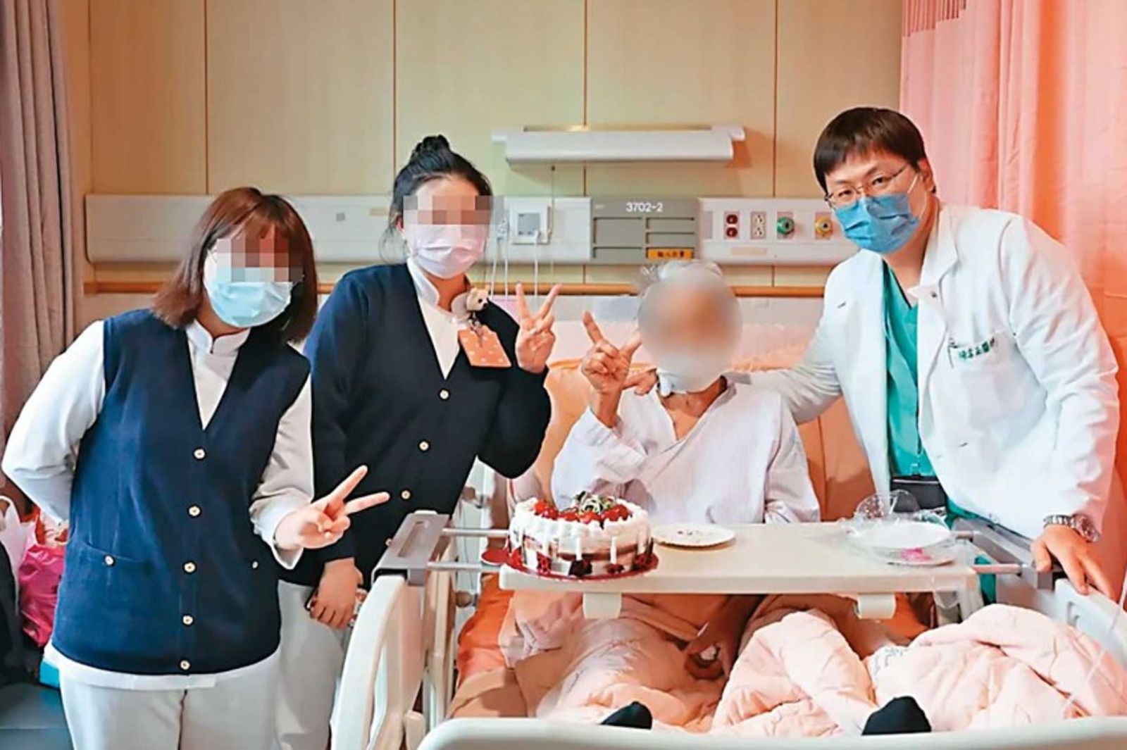 陳言丞(右)外表憨厚老實,在醫院的人緣非常好。翻攝慈善新聞網