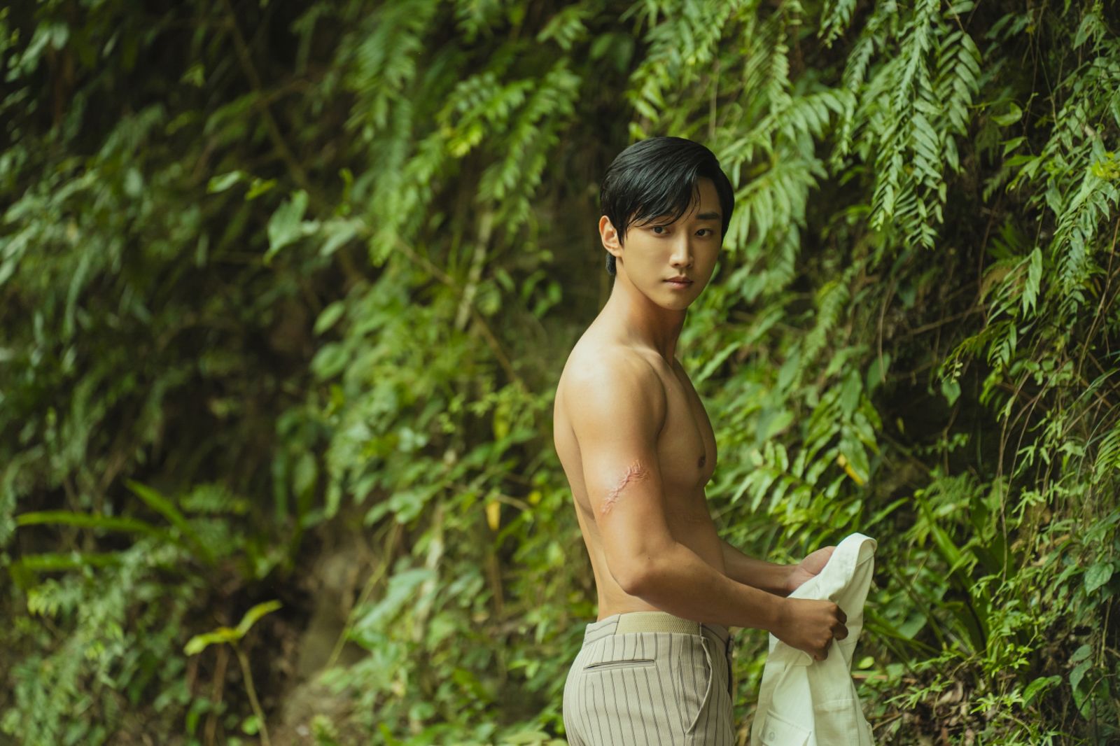 振永大露胸肌喊「害羞」　《那張照片裡的我們》曝河邊養眼畫面　