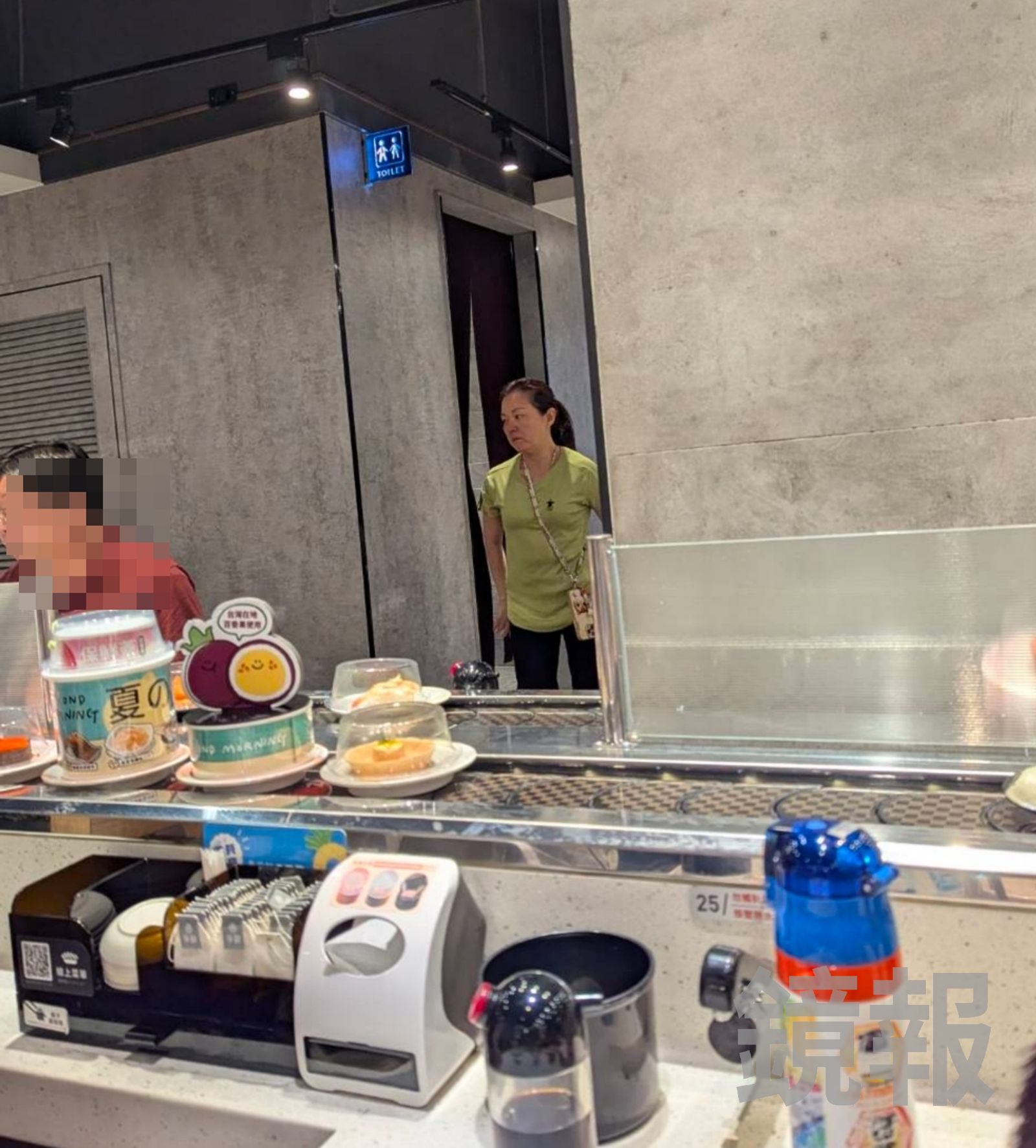 夏禕帶小孫女去上廁所、細心照顧。讀者提供