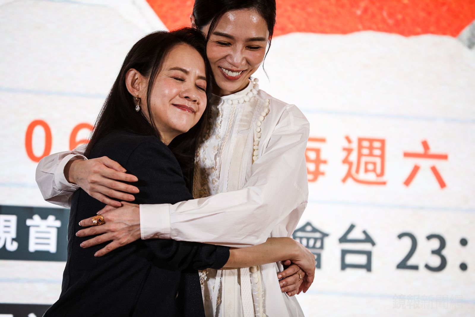 謝盈萱（右）為曾寶儀（左）節目《我們回家吧3》站台。鄒保祥拍攝