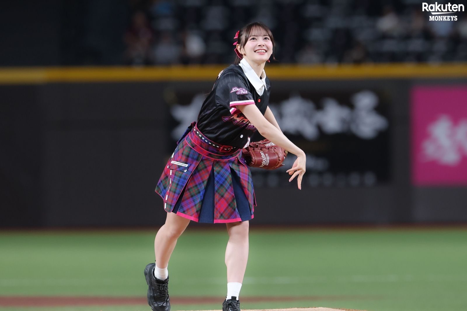 影/AKB48伊藤百花太強!開球挑戰正式距離 好球直進陳冠宇手套