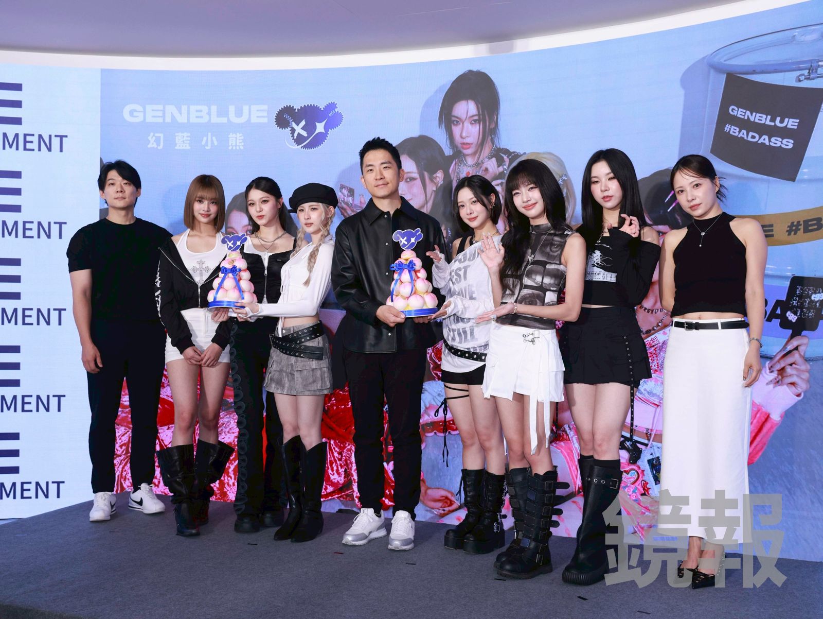 幻藍小熊出道週年，天空娛樂執行長于傳勇(左)、營運長王維皓(中)與藝術總監金智湖(右)為GENBLUE幻藍小熊( 左起NICO、許媛媛、LILI毓、XXIN、采甄、AYEON)送上週年禮物。劉耀勻攝