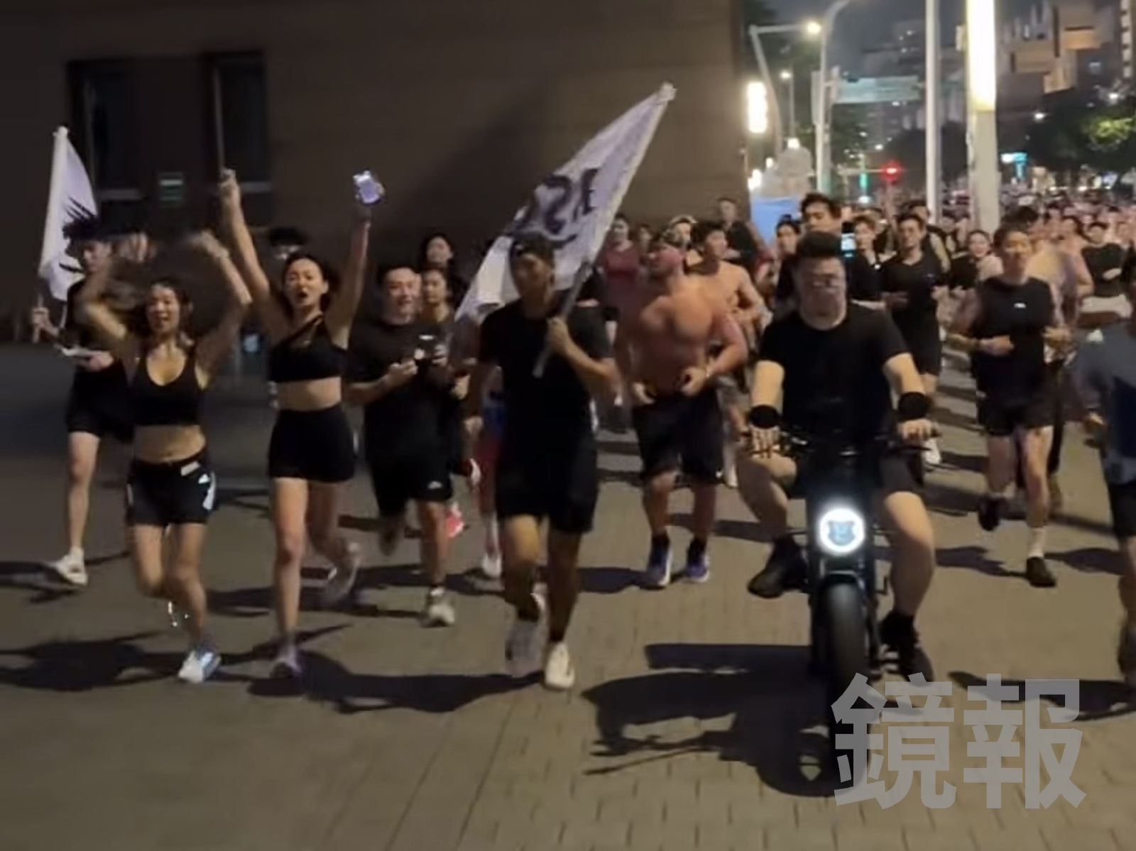 該團體不只帶著音響、喇叭甚至還有醒目旗幟，目擊者怒批是在辦派對還是路跑。翻攝rookiesocialclub IG