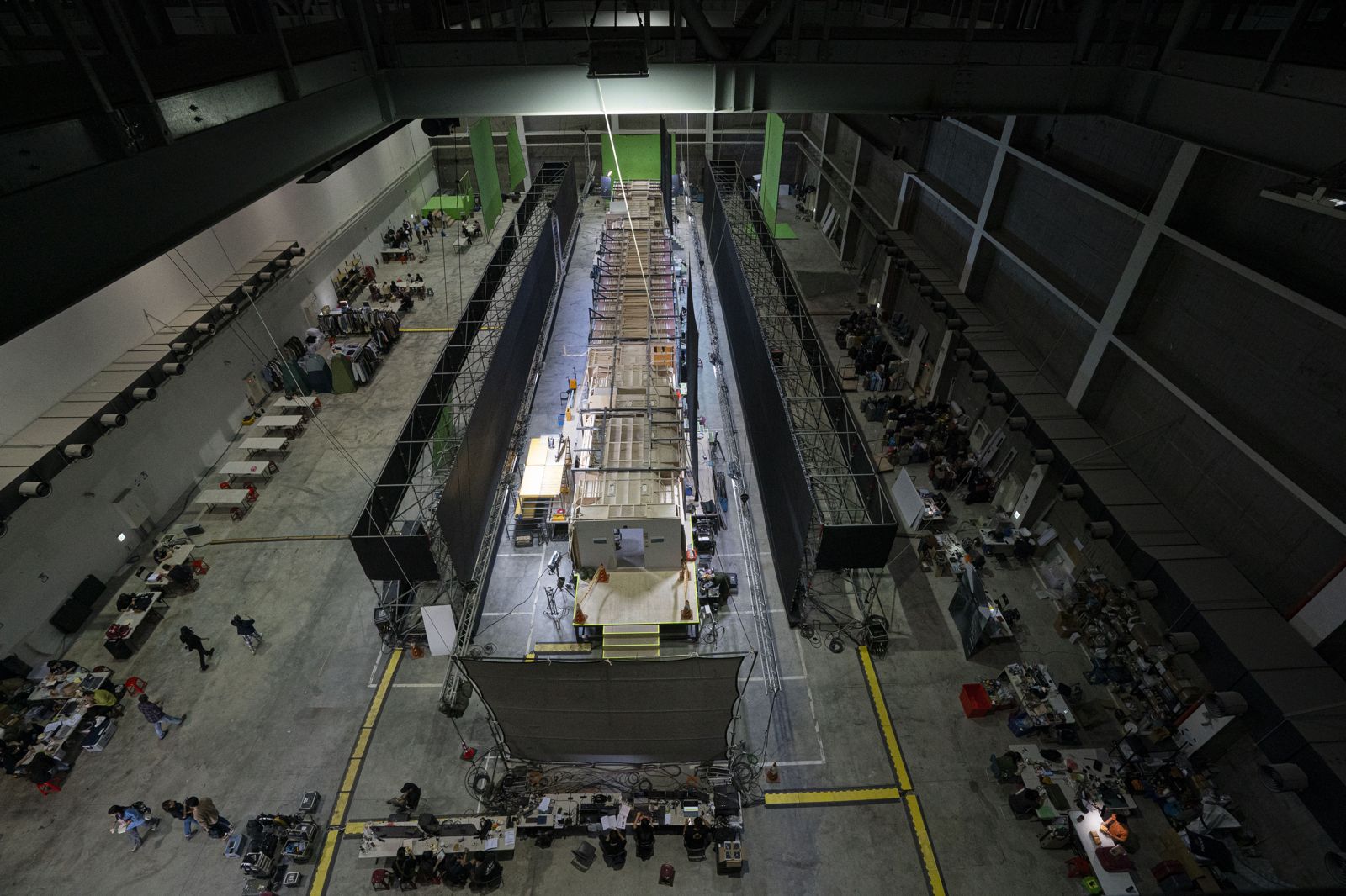 《96分鐘》從日本進口新幹線零件，打造出台灣第一座高鐵車廂攝影棚，旁邊還架了700片LED銀幕用來投射窗外景色，增加真實感。華影國際提供