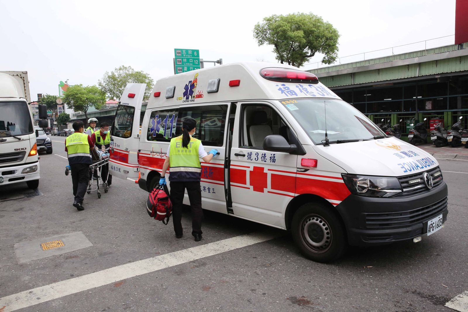 新莊體育公園傳出命案　男倒臥籃球館樓梯旁「滿臉穢物」身亡