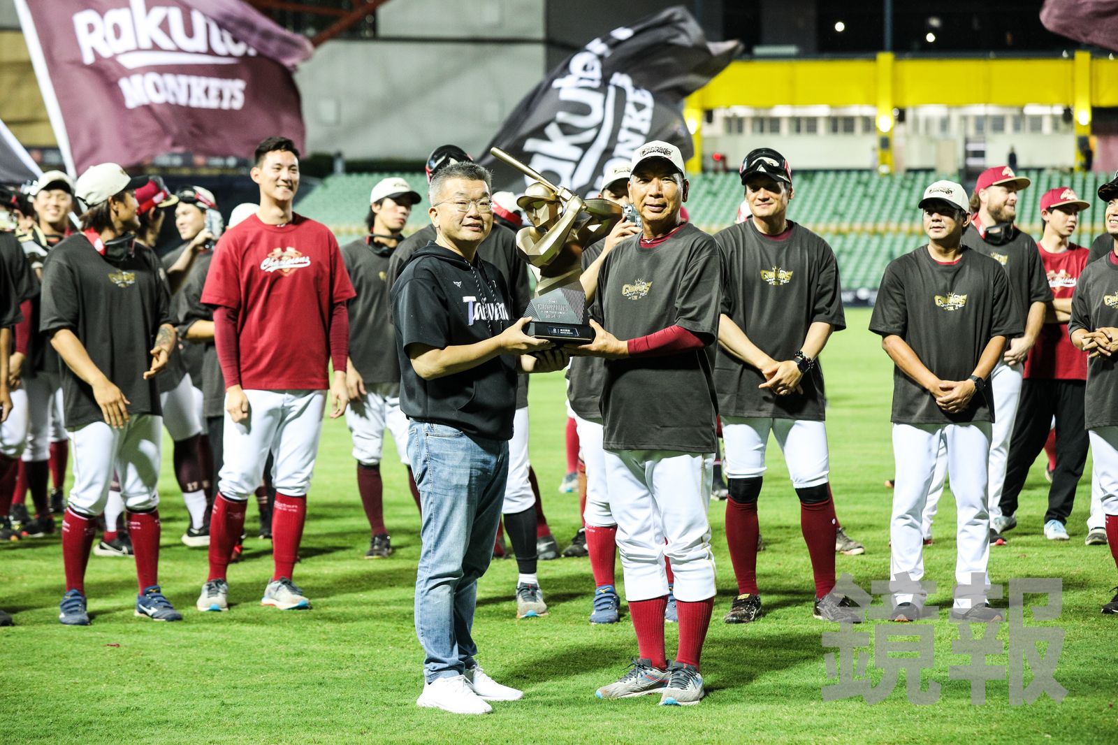 少了阿公！樂天桃猿頒冠軍戒給魔神龍　古久保健二「這原因」未現身大巨蛋