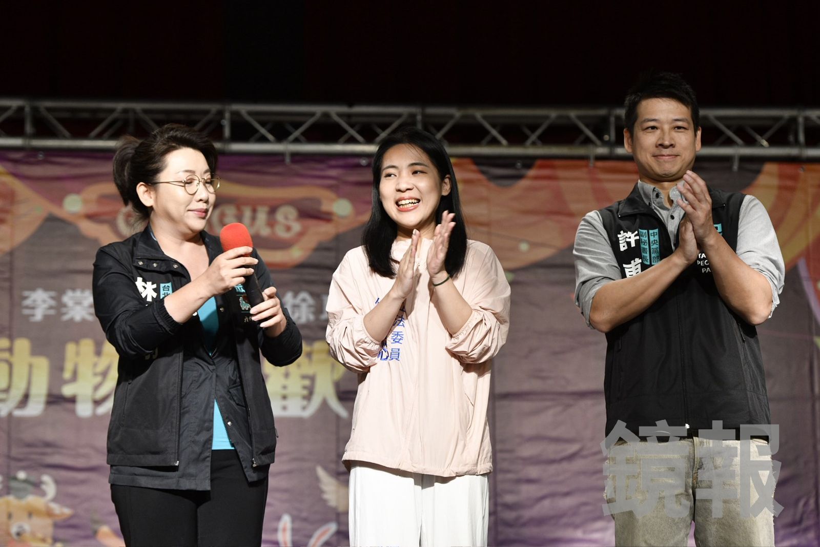 徐巧芯今（6日）在北市信義區舉辦親子活動，林貞羽、許甫也現身站台力挺。（圖／李智為攝）