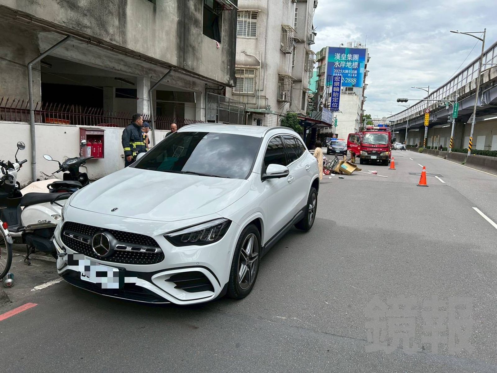 影／開車沒在看？　7旬婦開賓士直接撞翻清潔員