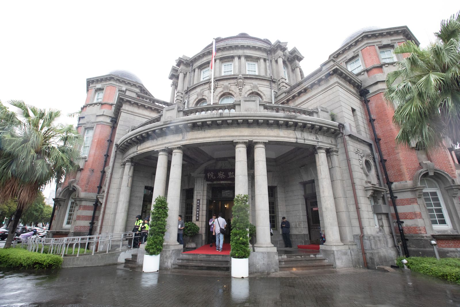 李俊俋請辭監察院秘書長也未滅火　監委王榮璋再被爆出疑搭公務車理髮