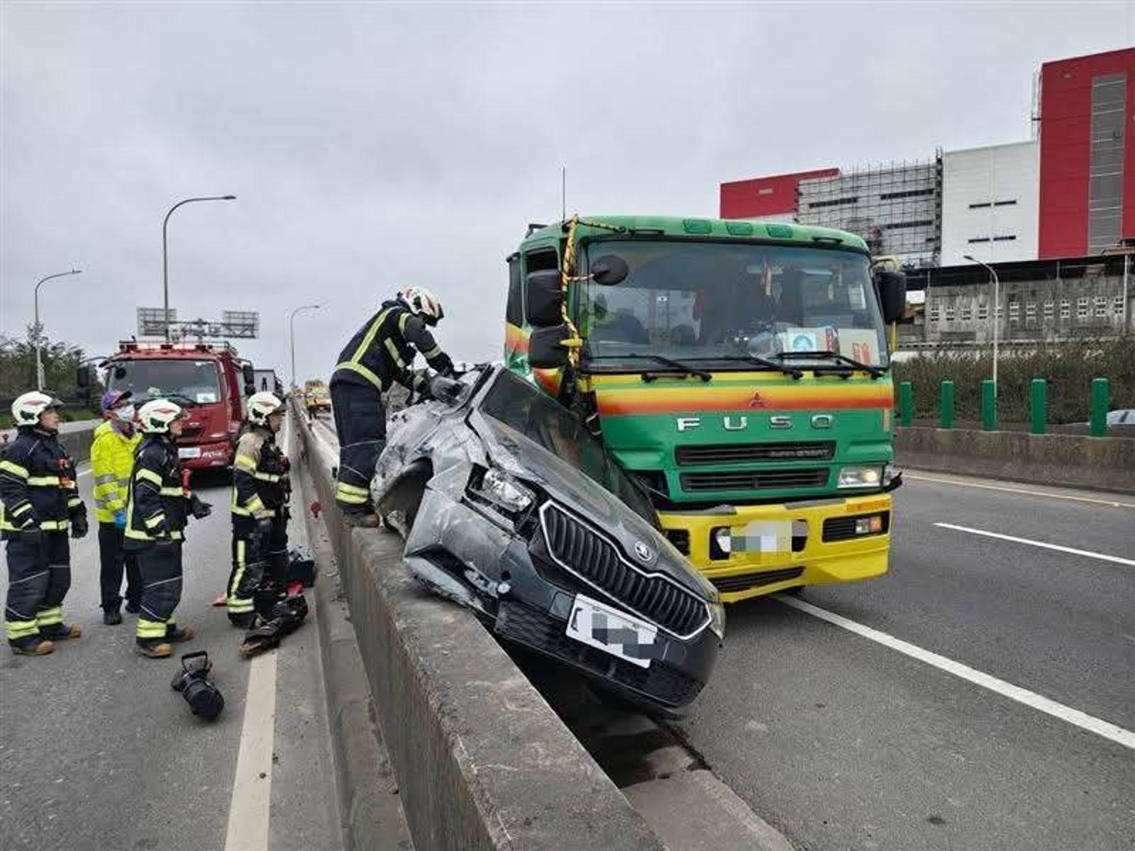台61線小客車遭聯結車擠壓恐怖畫面曝　女駕駛成「人肉夾心」命危