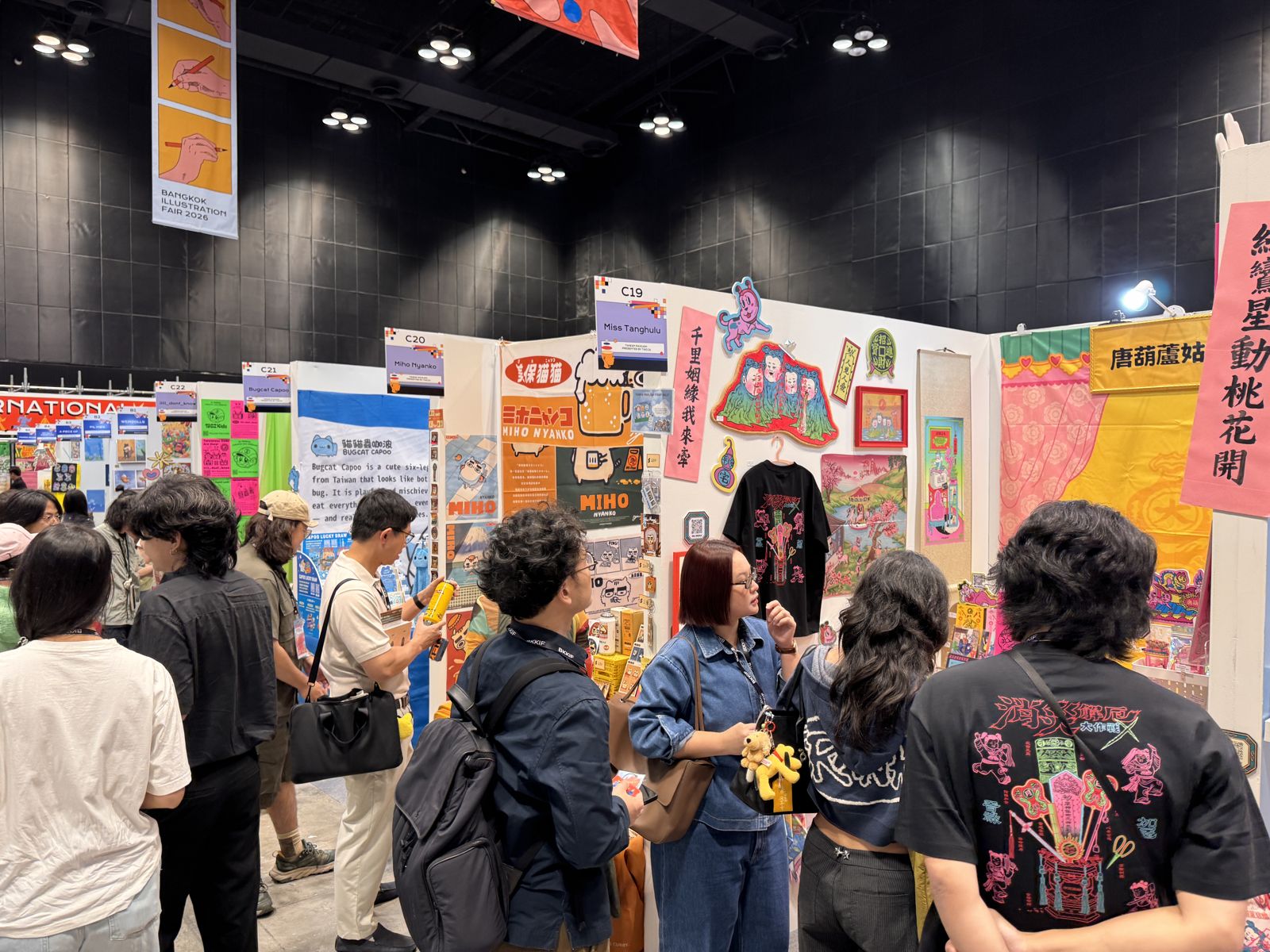 曼谷插畫節首日開展,臺灣館現場湧現人潮。圖/文策院提供