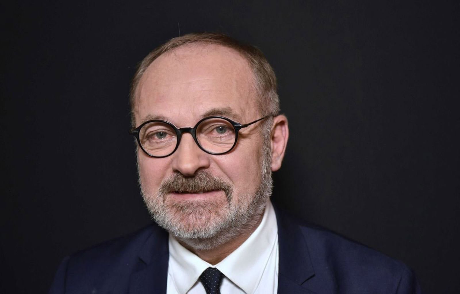 67歲參議員下藥性侵同行！體內驚見「2倍搖頭丸」…還辯「一時失誤」2年後才離職