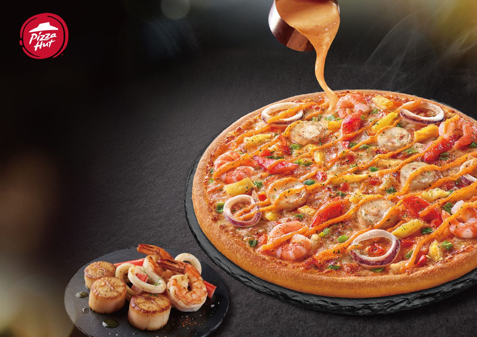 「千島海鮮盛宴比薩」吃得到甜美干貝、鮮嫩大蝦、Q彈魷魚圈，海味十足。（434元／單點，必勝客供圖）