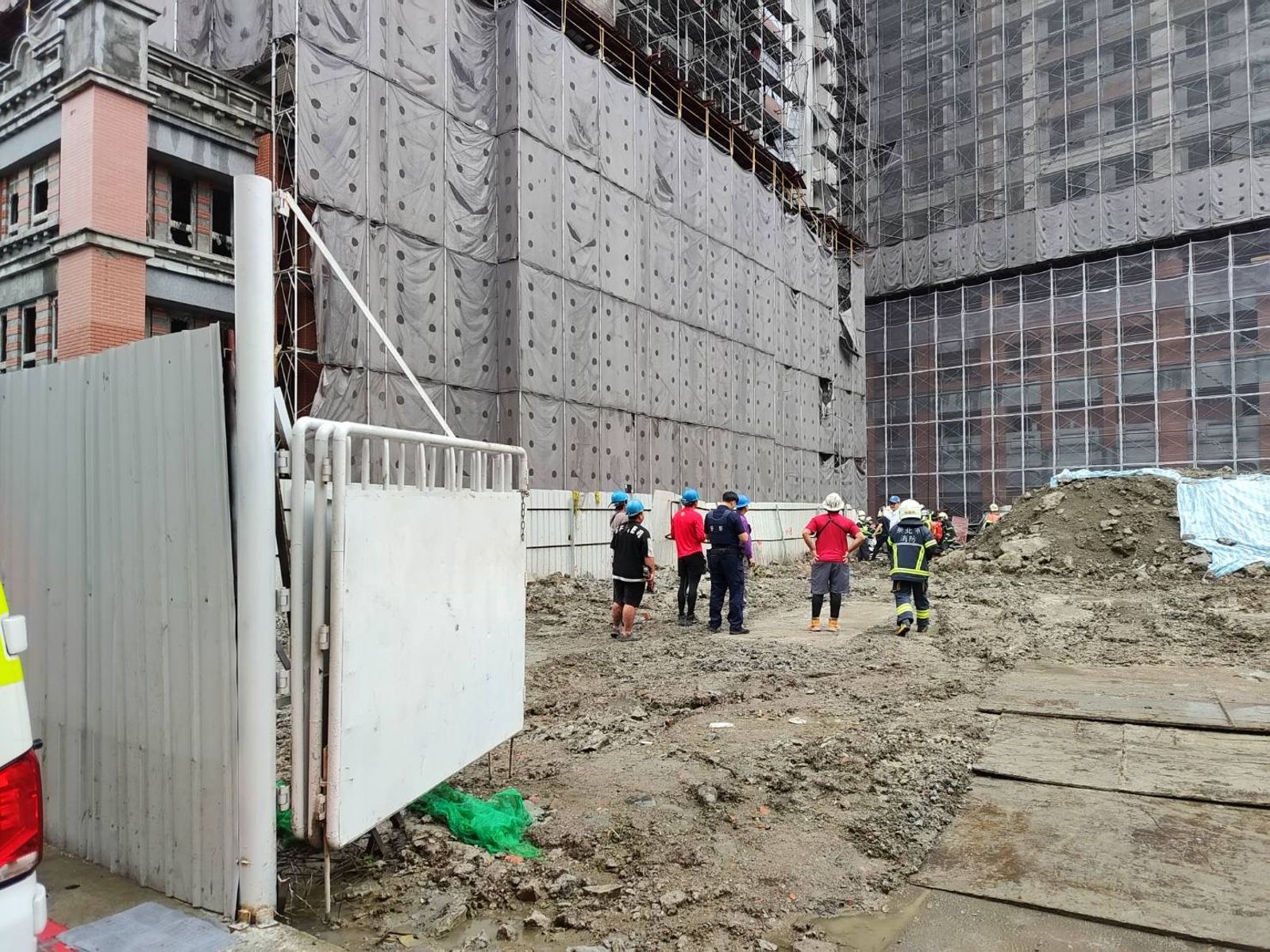 新莊工地鷹架突倒塌!1工人17樓墜落身亡 現場封鎖調查中