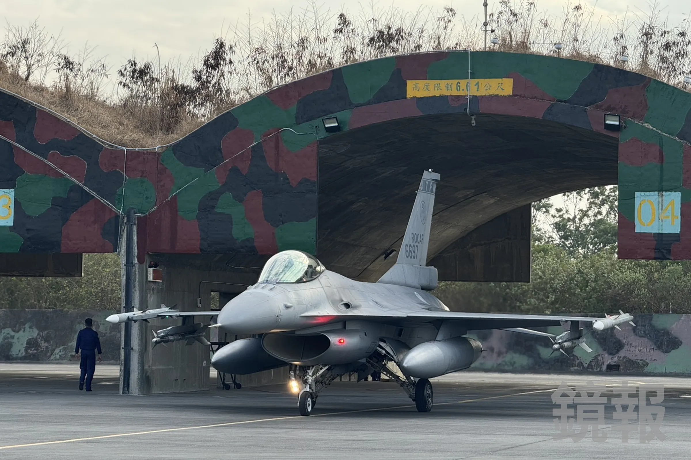 F-16戰機掛載的武器包括AIM-120先進中程空對空飛彈、AIM-9響尾蛇飛彈出擊。攝影李奇叡