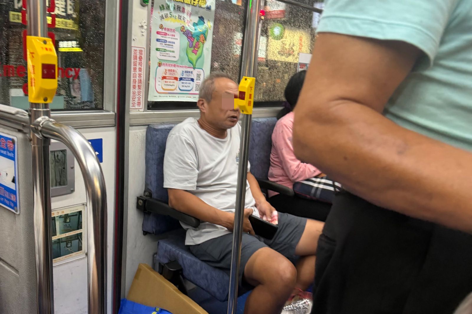 老頭公車怒吼「弄髒我衣服」敲詐!妹子嚇掏200元 她喊報警竟遭反嗆這句...網全炸鍋