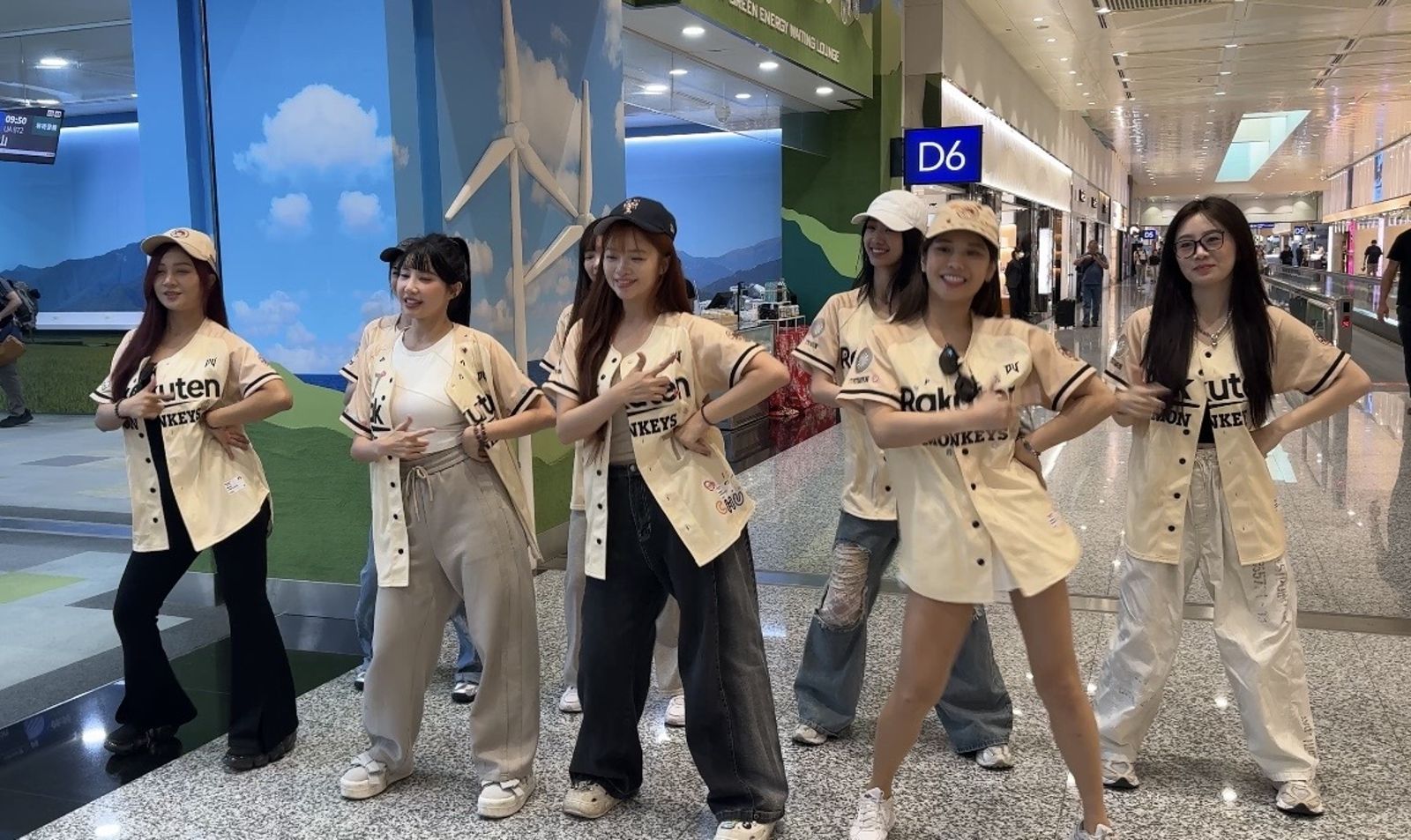 女孩們在機場合照。樂天桃猿提供