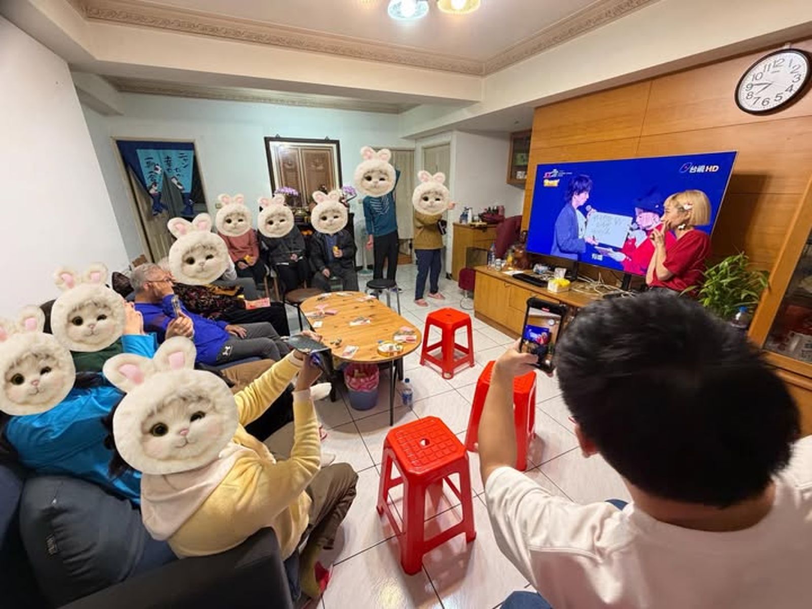 Lulu第一次以「陳太太」身分過年，除夕夜竟是被親友拿手機跟電視機合照。翻攝FB＠Lulu 黃路梓茵