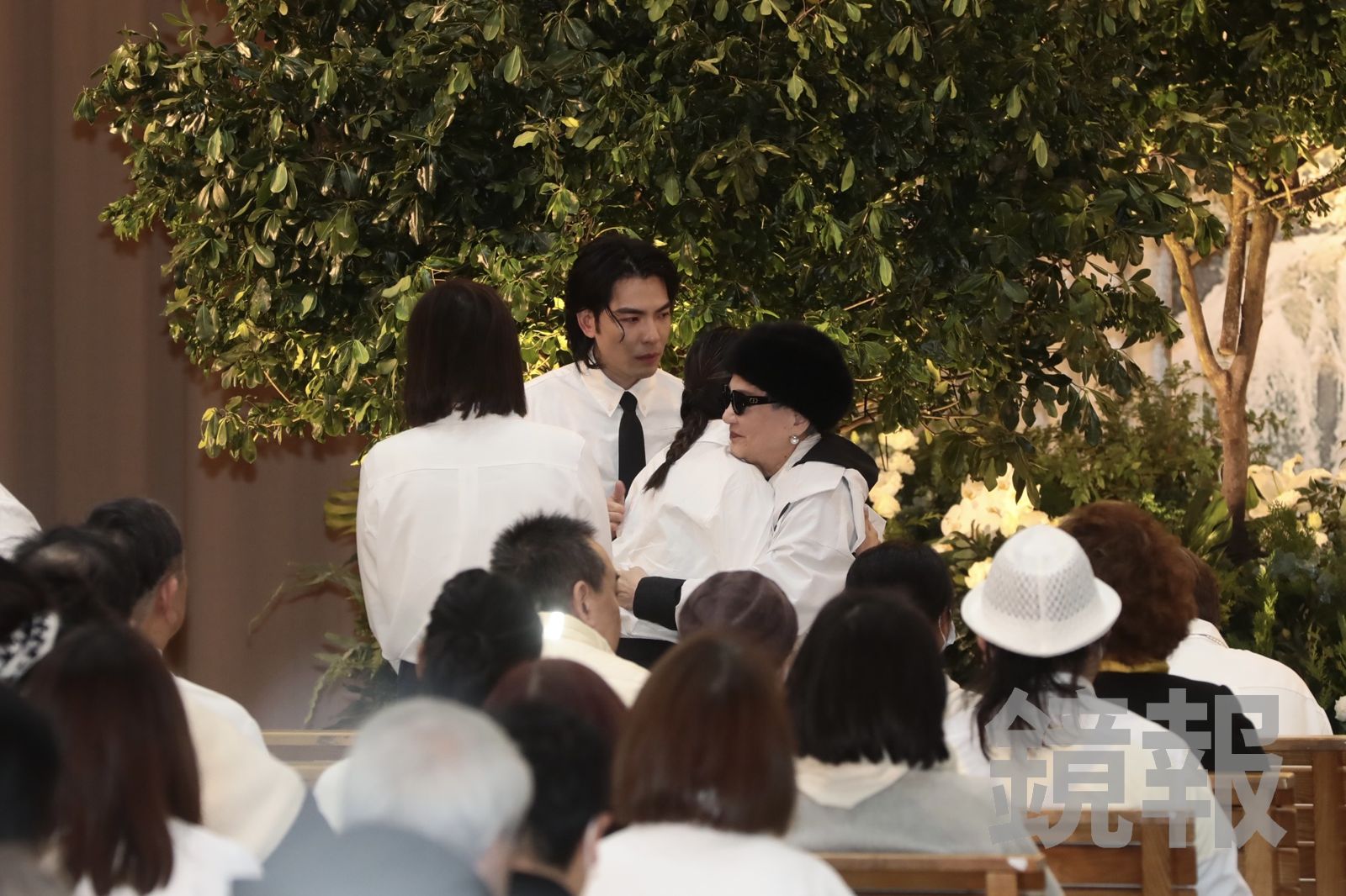 張小燕（右起）擁抱Summer安慰，蕭敬騰陪伴在旁。林煒凱提供