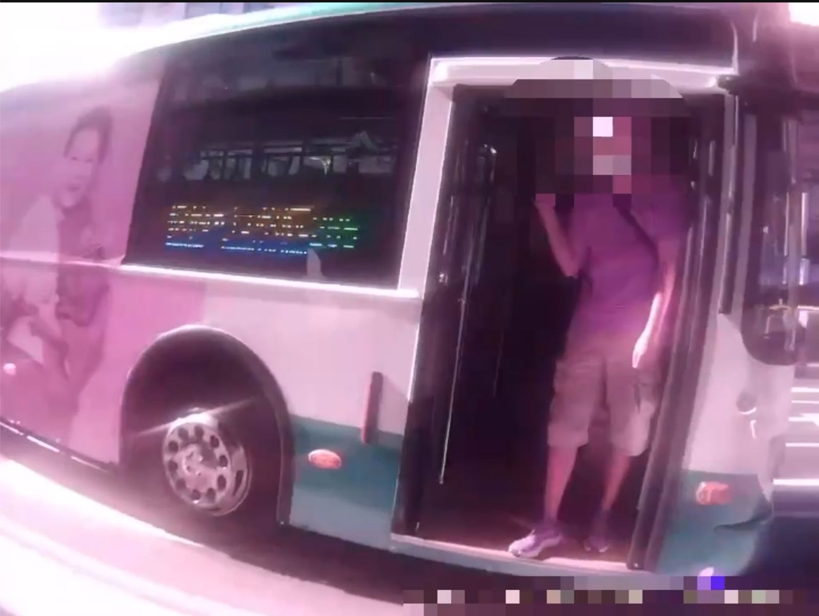 影/「北捷踹嬤」公車版 女乘客菜籃車撞男乘客腿部爆衝突