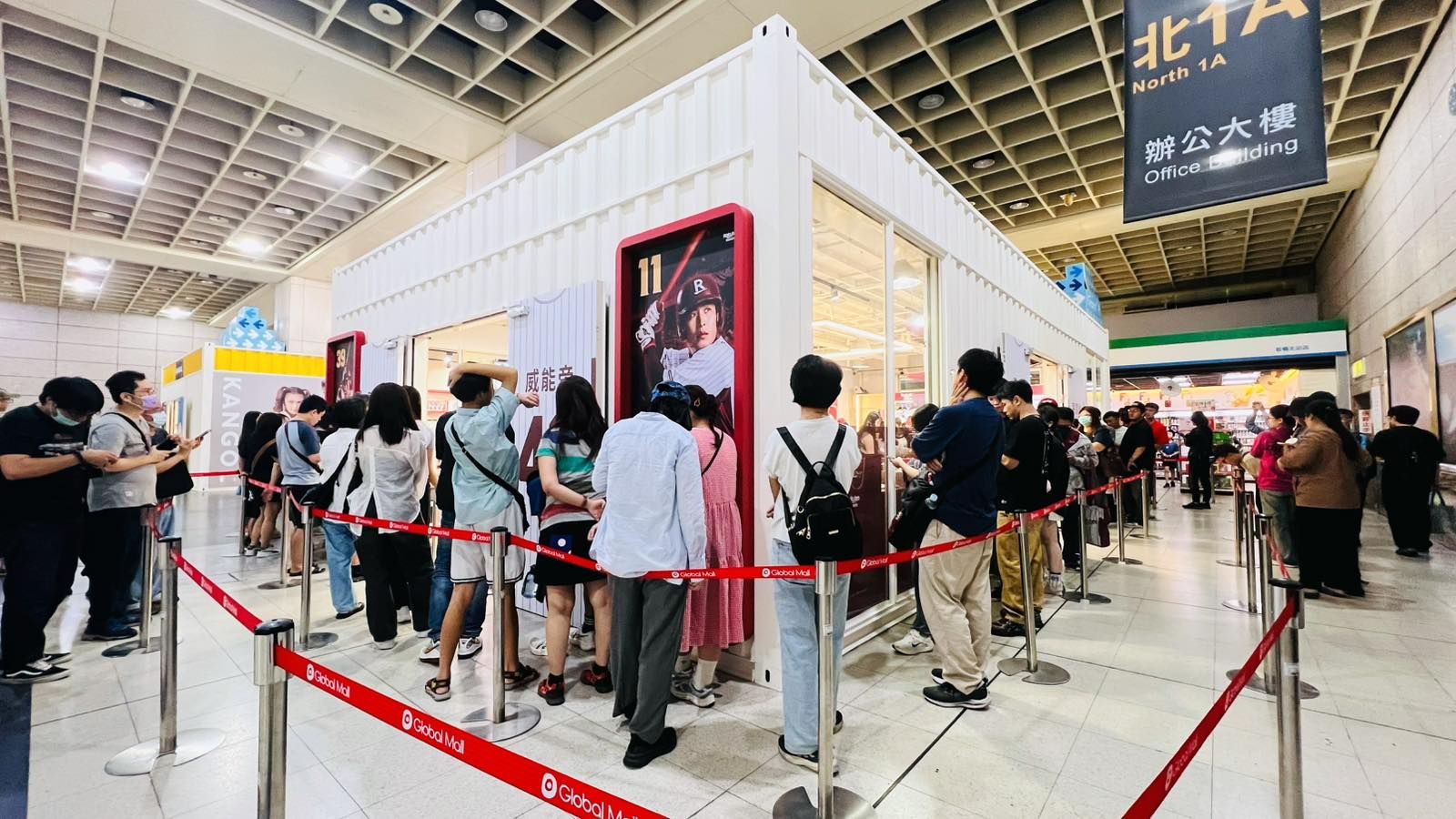 樂天女孩擔任一日店長,與到場粉絲近距離互動。樂天桃猿提供