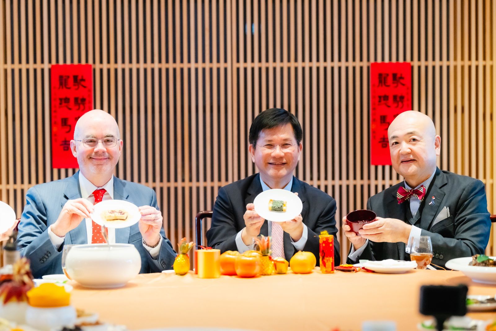 除夕辦桌展外交情誼！林佳龍與谷立言、片山和之大啖麻糬　象徵台美日「好馬吉」