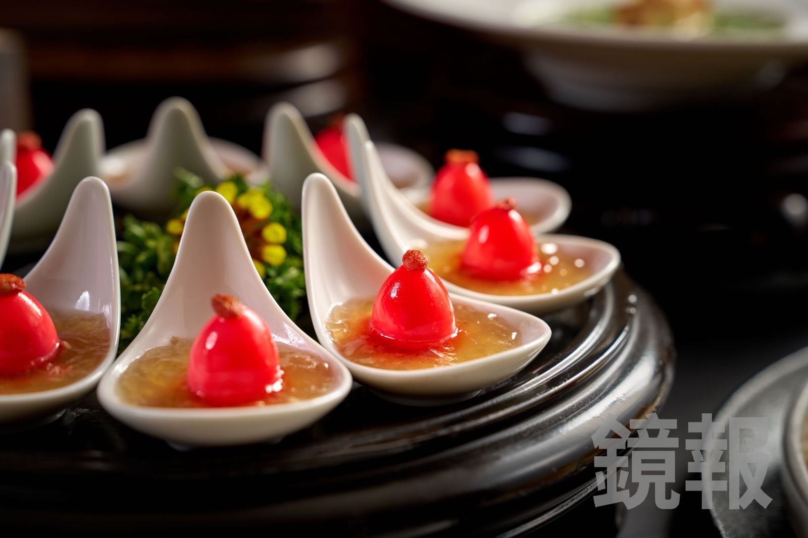 「水晶鴿蛋」是把新鮮鴿蛋浸在紅露酒中，再以洛神花上色，如同新生兒的紅蛋，有喜氣之意。（台北福華大飯店供圖）