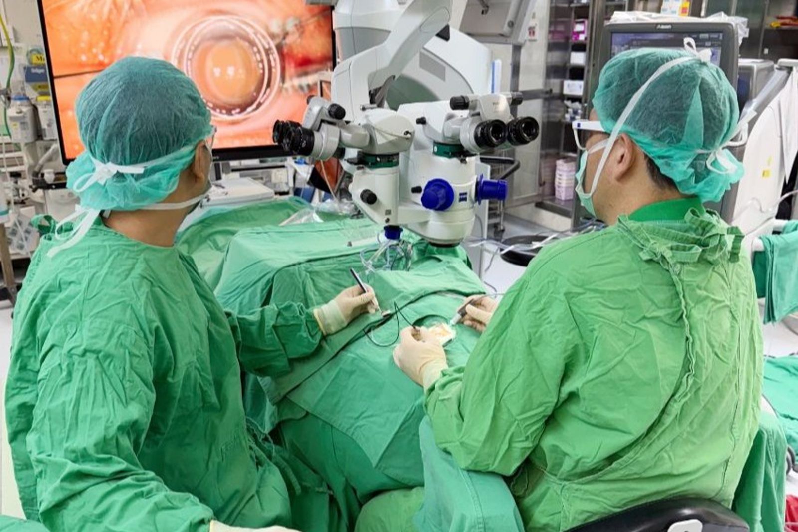 看東西變形扭曲？小心黃斑部皺褶！及早手術視力恢復佳