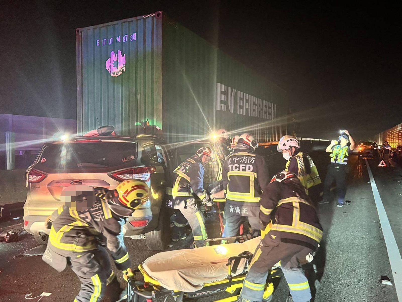 台61線西濱清水段4車連環撞 休旅車駕駛受困、送醫搶救