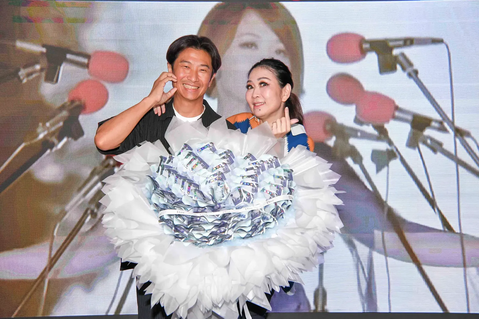 張秀卿16日證實3年前已與老公王國賛(左)離婚,但2人上周在她台南演唱會結束後還一起出席慶功。圖/豪記唱片