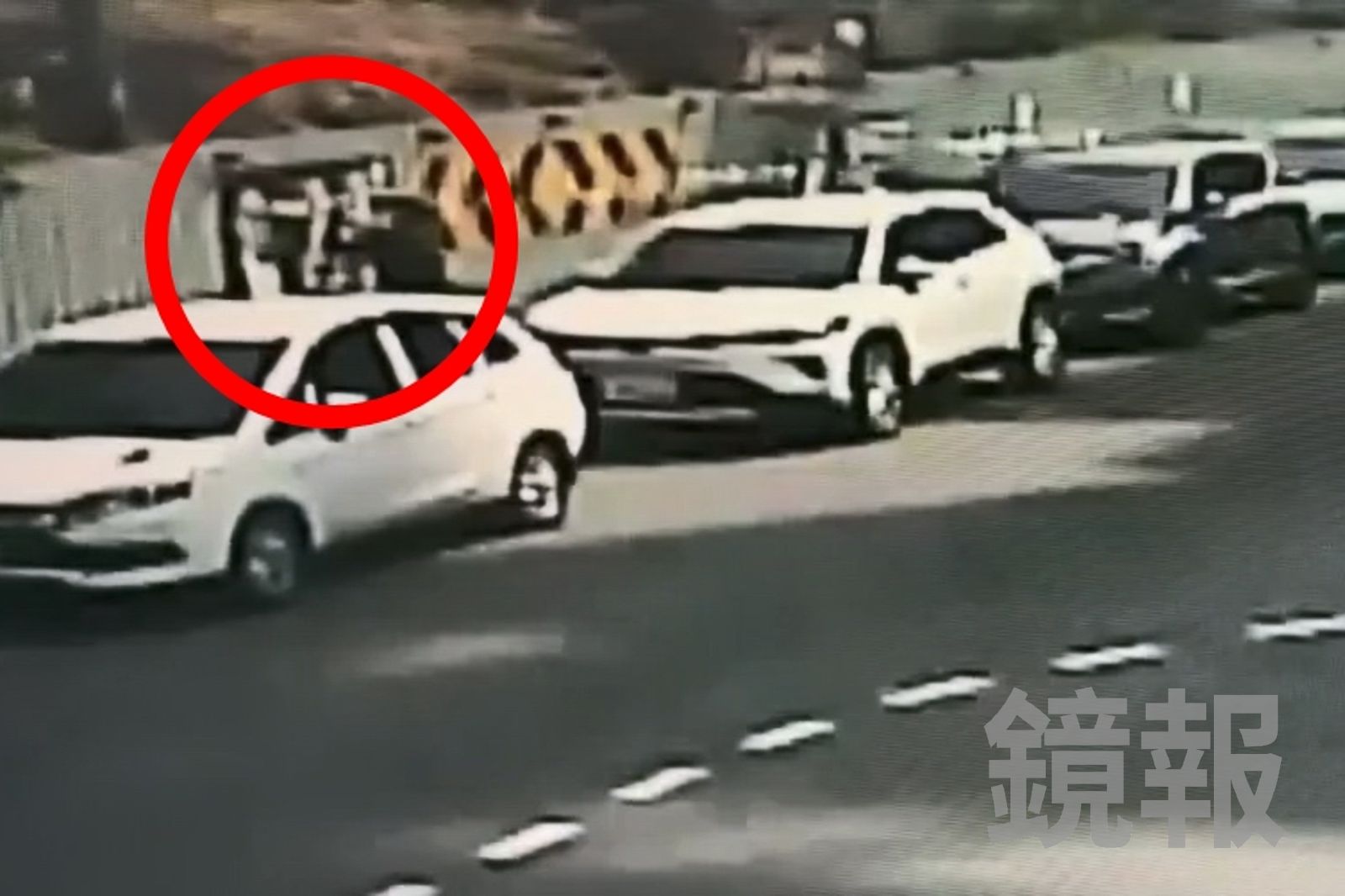 王男(紅圈處)塗鴉民眾黨競選廣告帆布,全程被監視器拍下。民眾提供