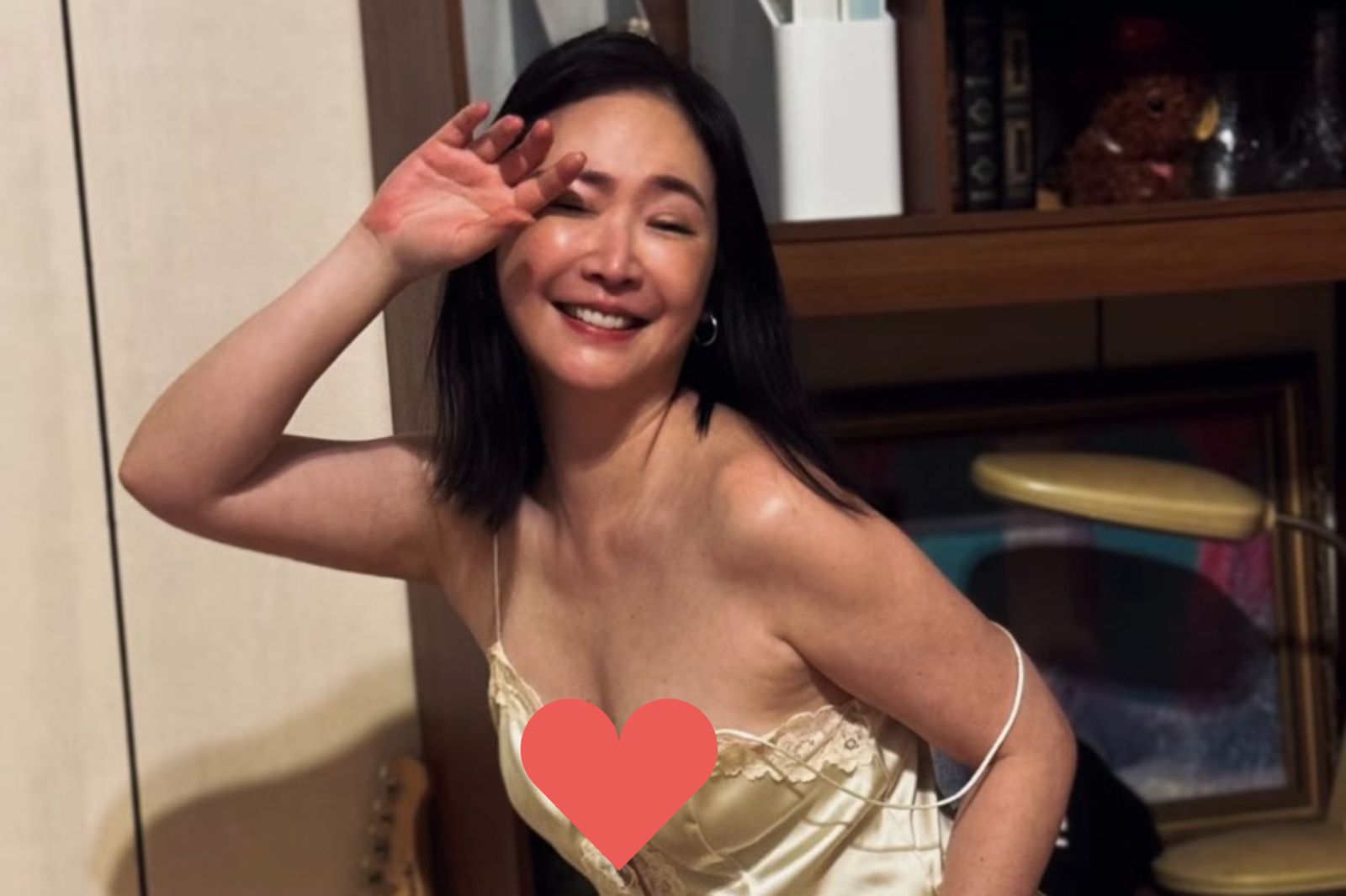 50歲王俐人拍照「全身痛」哀怨:網美不好當 胴體大方露!鏤空蕾絲睡衣細肩帶滑落震撼畫面曝光