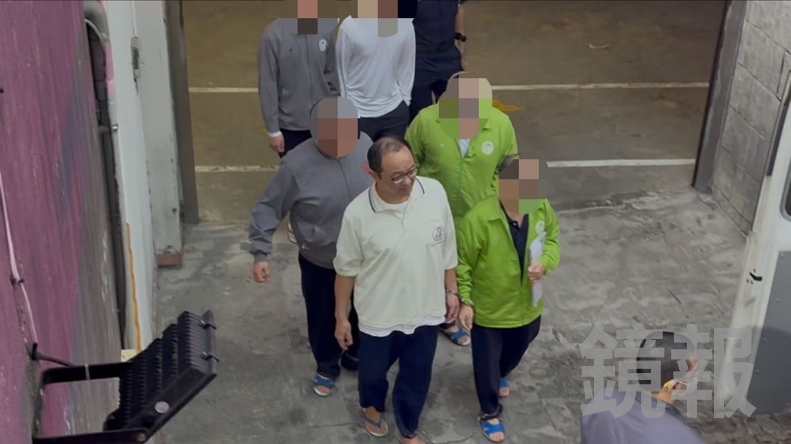 宿男(黃衣戴眼鏡者)稱出獄後想要種草莓。李依璇攝