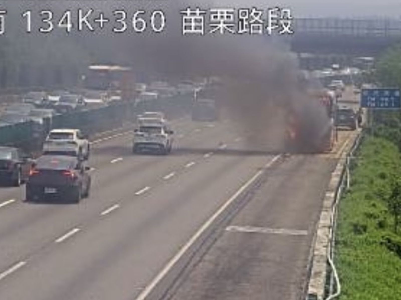 連假第三天驚魂！國光客運國道突起火　9人急逃畫面曝